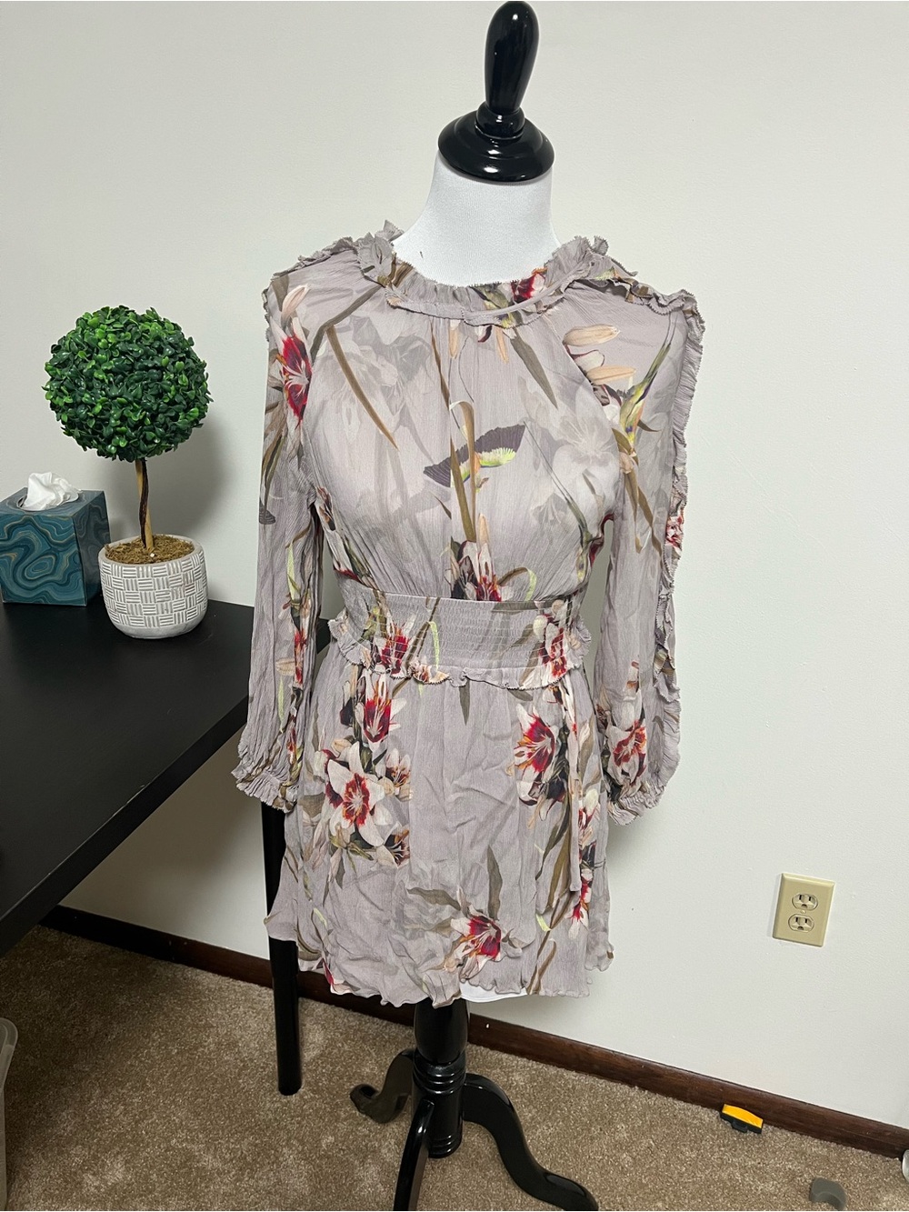 NWOT Floral Ruffle Long-Sleeve Mini Dress - Gray